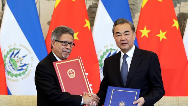 El canciller de China, Wang Yi, y su par salvadoreño, Carlos Castañeda, tras firmar el acuerdo que establece las relaciones diplomáticas entre sus países. - Sputnik Mundo