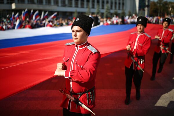 Los rusos portan la bandera durante su fecha más especial en Krasnodar. - Sputnik Mundo