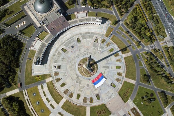 Así se vio la bandera de la Federación de Rusia en el Parque de la Victoria en Moscú. - Sputnik Mundo