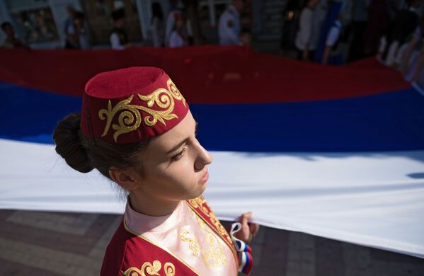 Una de las participantes en las fiestas que se celebraron el 22 de agosto por el día de la Bandera del Estado de la Federación de Rusia en Simferópol. - Sputnik Mundo