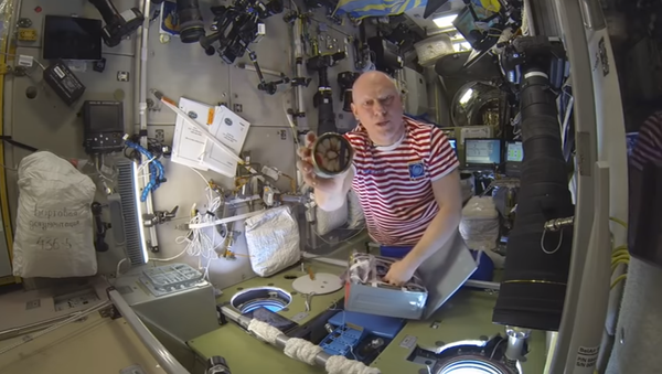El cosmonauta ruso Oleg Artémiev mostró a los internautas algunos de los alimentos que comen los astronautas en la Estación Espacial Internacional - Sputnik Mundo