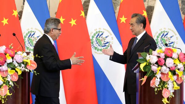 El ministro de Asuntos Exteriores de El Salvador, Carlos Castañeda, y el canciller chino, Wang Yi - Sputnik Mundo