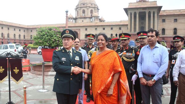 El ministro de Defensa de China, Wei Fenghe, y su homóloga india, Nirmala Sitharaman - Sputnik Mundo
