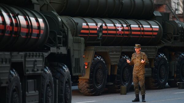 Militar ruso al lado del sistema S-400 - Sputnik Mundo