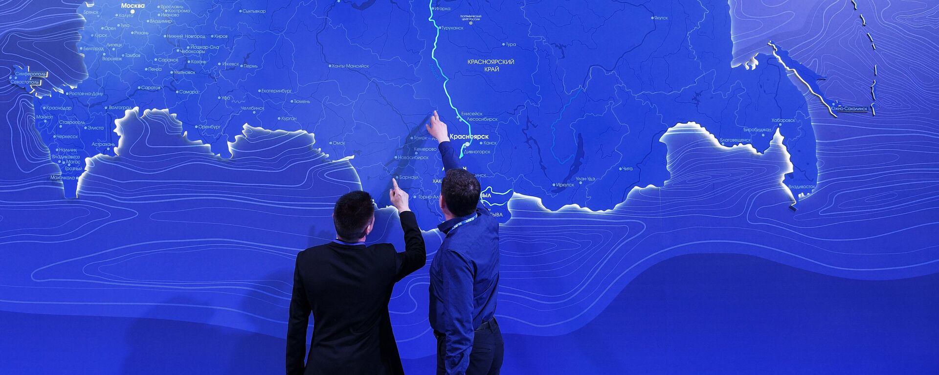 Hombres observando el mapa de Rusia en el Foro Económico de Krasnoyarsk (archivo) - Sputnik Mundo, 1920, 23.10.2020