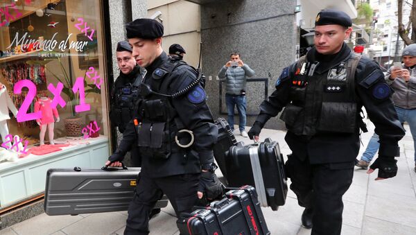 Los policías cerca de la casa de Cristina Fernández de Kirchner - Sputnik Mundo