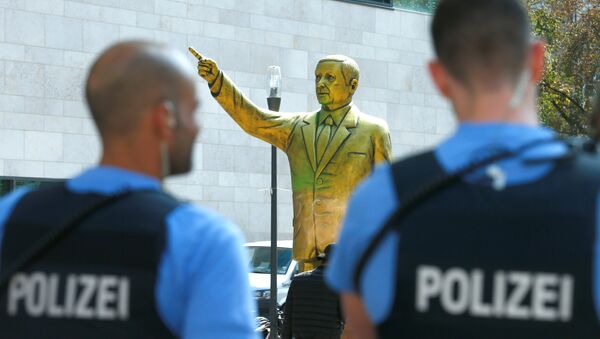 Estatua dorada de Erdogan en Alemania - Sputnik Mundo