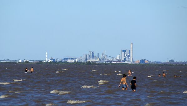 La planta de celulosa en Fray Bentos sobre el río Uruguay vista desde la costa argentina - Sputnik Mundo