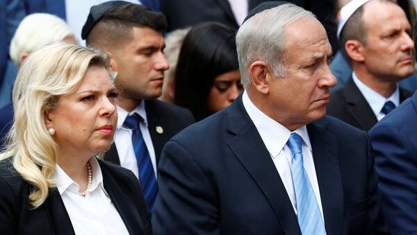 Sara Netanyahu con su esposo, el primer ministro de Israel, Benjamín Netanyahu - Sputnik Mundo