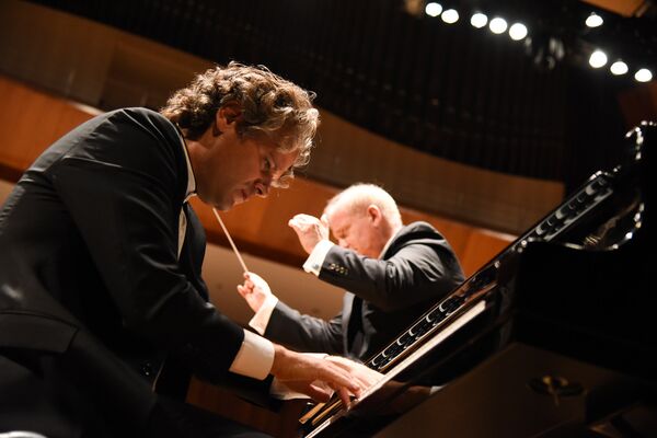 El pianista Sebastián Forster junto al director ucraniano Theodore Kuchar en el concierto del 29 de agosto en el CCK El pianista Sebastián Forster junto al director ucraniano Theodore Kuchar en el concierto del 29 de agosto en el CCK - Sputnik Mundo