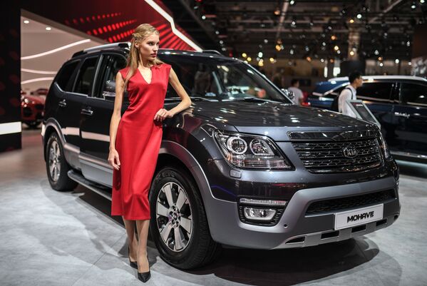 Belleza y potencia: las más bellas azafatas del Salón del Automóvil de Moscú - Sputnik Mundo