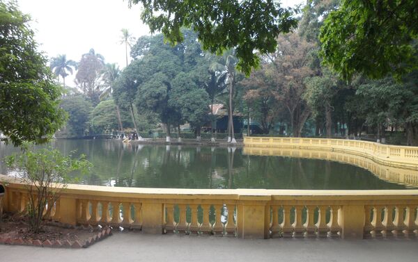 Estanque del Palacio Presidencial de Hanoi, al fondo la Casa Zancuda - Sputnik Mundo