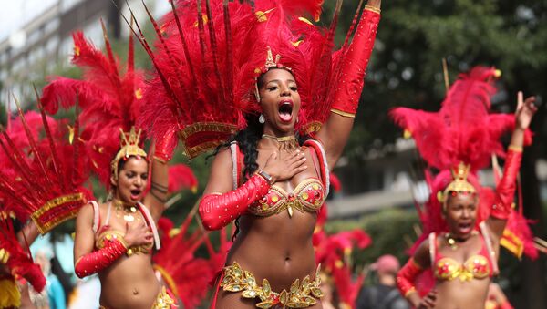 Participantes del Carnaval de Notting Hill - Sputnik Mundo