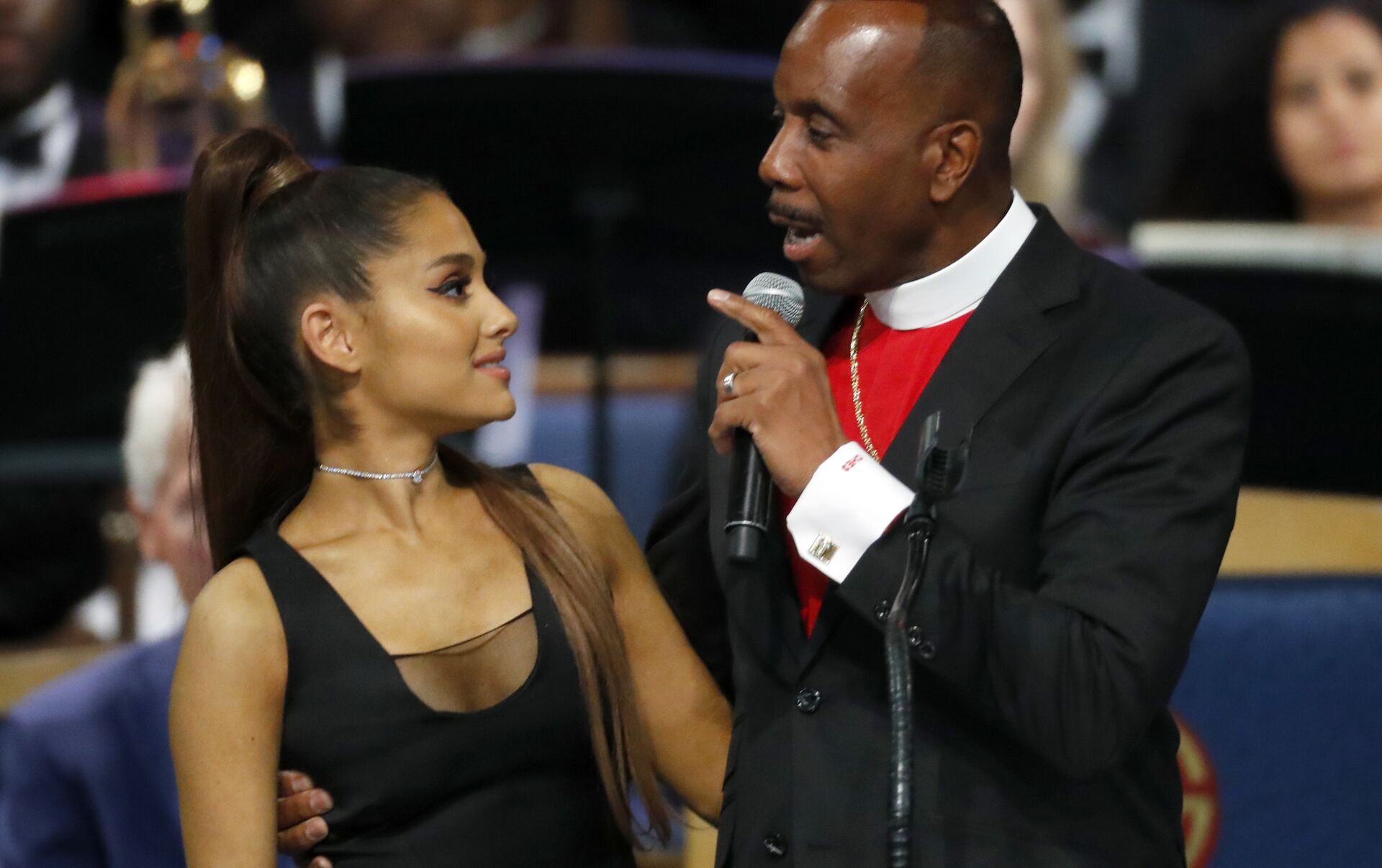 Un obispo le pide perdón a Ariana Grande por manosearla en el funeral de  Aretha Franklin , Sputnik Mundo