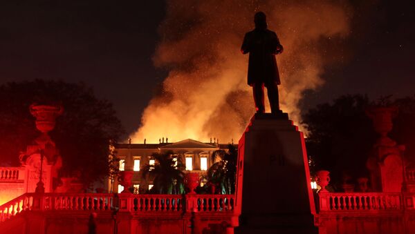 Пожар в здании Национального музея Бразилии в Рио-де-Жанейро - Sputnik Mundo