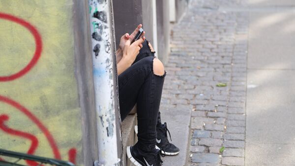 Una adolescente con un smartphone - Sputnik Mundo