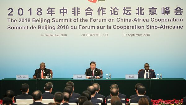 El presidente chino Xi Jinping con el presidente sudafricano Cyril Ramaphosa (izquierda) y el presidente senegalés Macky Sall (derecha) asisten a la cumbre del Foro de Cooperación China-África en 2018 - Sputnik Mundo