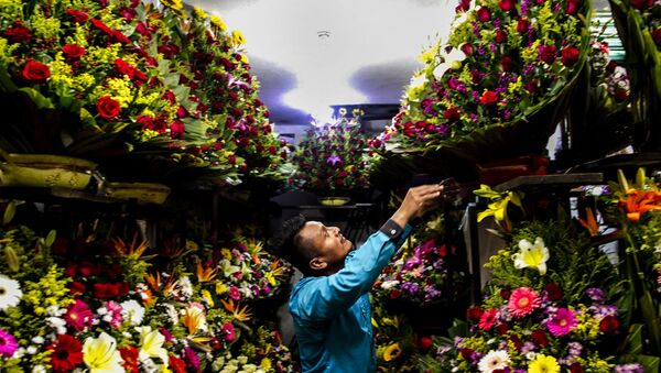 Moisés acomoda un arreglo floral en el mercado Jamaica Vive - Sputnik Mundo
