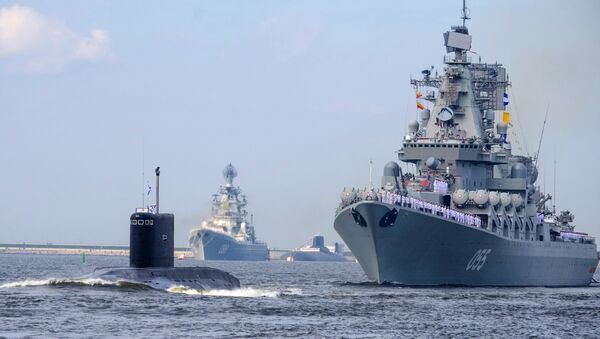 El crucero de misiles Piotr Veliki y el submarino Kolpino de la Armada rusa - Sputnik Mundo