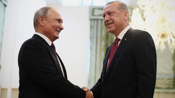 Presidente de Rusia, Vladímir Putin, y presidente de Turquía, Recep Tayyip Erdogan, en la reunión previa antes de la cumbre trilateral en Teherán - Sputnik Mundo
