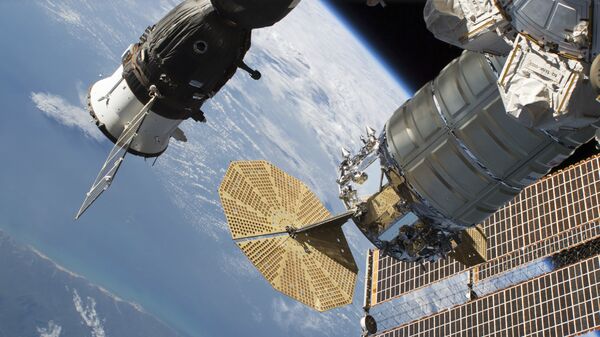 La nave rusa Russian Soyuz MS-09 (izda.) y Cygnus de Northrop Grumman (ex Orbital ATK) acoplados a la EEI - Sputnik Mundo