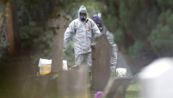 Un miembro de la unidad forense británica inspecciona el cementerio en Salisbury, Reino Unido (archivo) - Sputnik Mundo