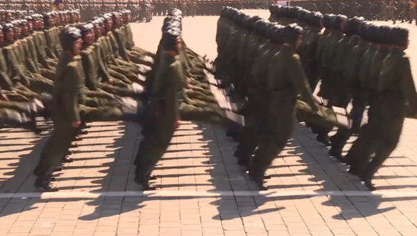 Coordinación milimétrica y muchos periodistas: el desfile militar de Corea del Norte - Sputnik Mundo