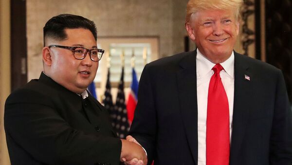 El líder norcoreano, Kim Jong-un, y el presidente de EEUU, Donald Trump - Sputnik Mundo