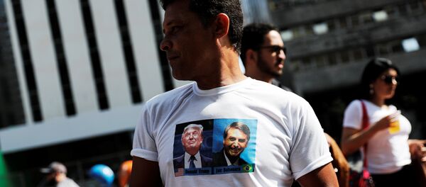 Un hombre con una camiseta con la imagen de Donald Trump y el candidato presidencial brasileño, Jair Bolsonaro. Un hombre con una camiseta con la imagen de Donald Trump y el candidato presidencial brasileño, Jair Bolsonaro. - Sputnik Mundo