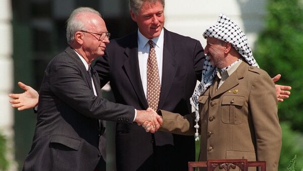 El primer ministro israelí, Yitzhak Rabin, y el líder palestino Yaser Arafat sellan los Acuerdos de Oslo en la Casa Blanca - Sputnik Mundo