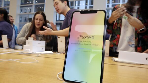 Clientes compran el iPhone X en Apple Store en la Quinta Avenida de Nueva York en 2017 - Sputnik Mundo