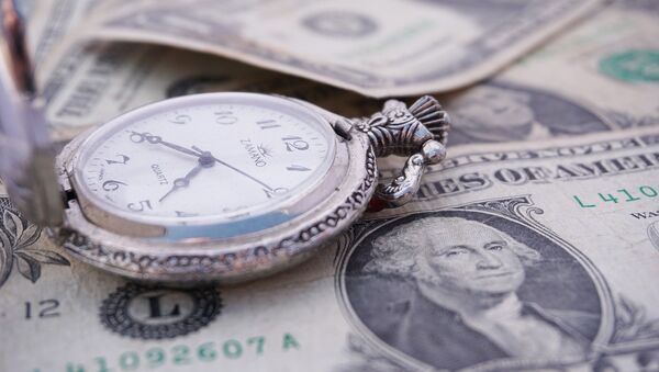 Dólares y un reloj - Sputnik Mundo