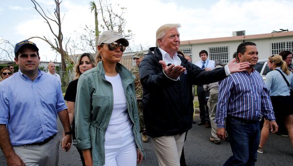 El presidente de EEUU, Donald Trump, con su esposa Melania en Puerto Rico tras el huracán María (archivo) - Sputnik Mundo