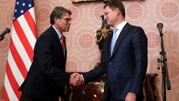 El secretario de Energía estadounidense, Rick Perry, y el ministro de Energía ruso, Aleksandr Novak - Sputnik Mundo