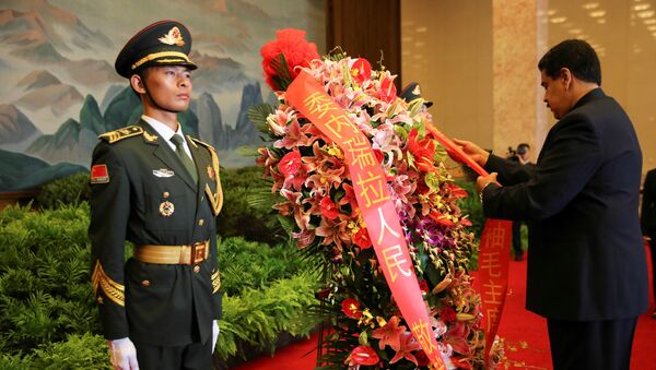 Nicolás Maduro en China deja una ofrenda en el mausoleo de Mao Zedong - Sputnik Mundo