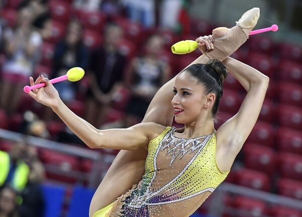 Neviana Vladinova (Bulgaria) deslumbra al público con mazas durante la fase de clasificación del programa individual. - Sputnik Mundo