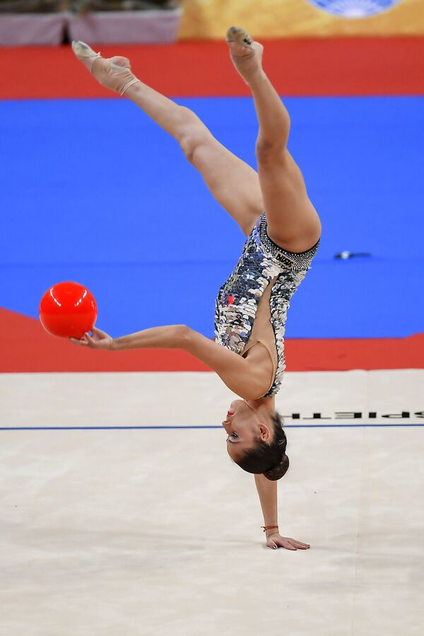 Neviana Vladinova (Bulgaria) lleva a cabo un ejercicio con pelota durante la final del programa individual del campeonato. - Sputnik Mundo