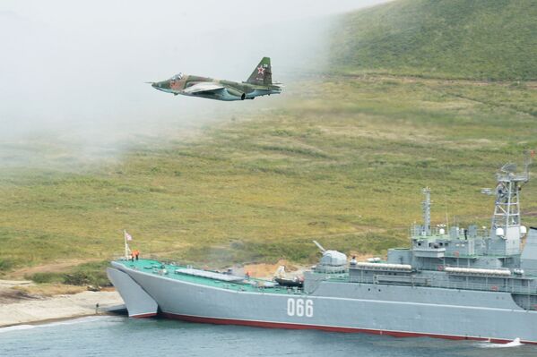 El buque de desembarco ruso Osliablia durante una maniobra en el cabo Klerk, en el extremo oeste de Rusia, durante las maniobras militares Vostok 2018. - Sputnik Mundo