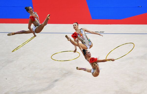 El equipo de Rusia ejecuta un ejercicio de cinco aros durante la fase de grupos del Campeonato Mundial de gimnasia rítmica de Sofía. - Sputnik Mundo