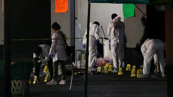Técnicos forenses trabajan en la escena del crimen en Plaza Garibaldi en Ciudad de México - Sputnik Mundo