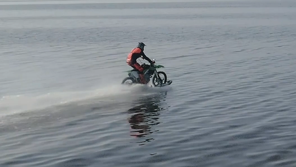 Un ruso logra navegar por el golfo de Finlandia en motocicleta - Sputnik Mundo