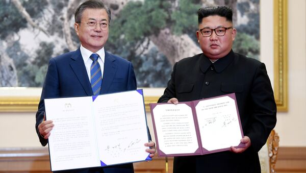 El presidente de Corea del Sur, Moon Jae-in, y el líder de Corea del Norte, Kim Jong-un - Sputnik Mundo