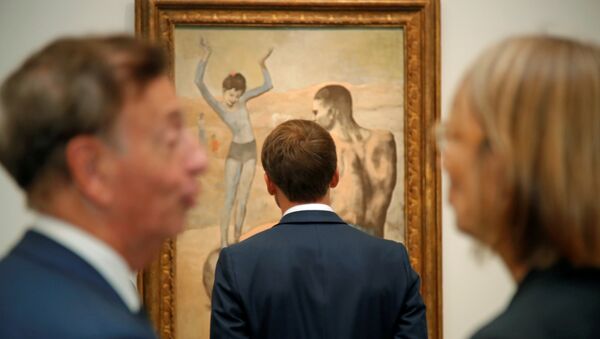 El presidente francés, Emmanuel Mcron, frente al cuadro de Pablo Picasso - Sputnik Mundo