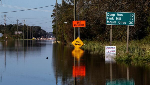 Un camino bloqueado por las aguas de la inundación después del huracán Florence, Carolina del Norte, EEUU - Sputnik Mundo