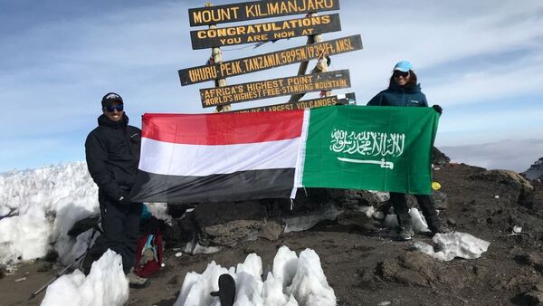 Joloud Fadhli con su hermano durante la escalada del Kilimanjaro - Sputnik Mundo