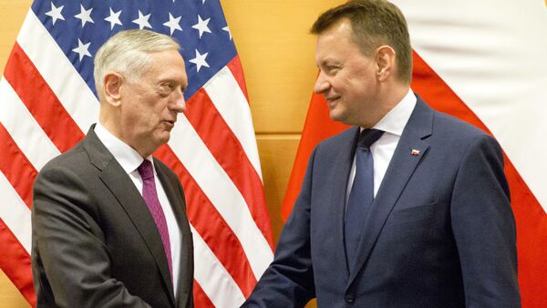 Secretario de Defensa de EEUU James Mattis y Ministro de Defensa de Polonia Mariusz Blaszczak - Sputnik Mundo