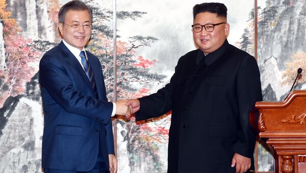 El presidente de Corea del Sur, Moon Jae-in, y el líder de Corea del Norte, Kim Jong-un - Sputnik Mundo