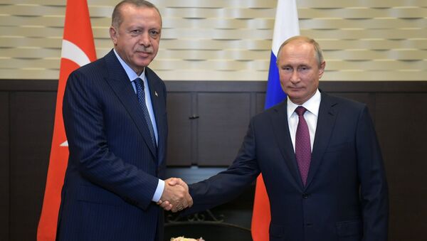 El presidente de Turquía, Recep Tayyip Erdogan y el presidente de Rusia, Vladímir Putin en Sochi, Rusia - Sputnik Mundo