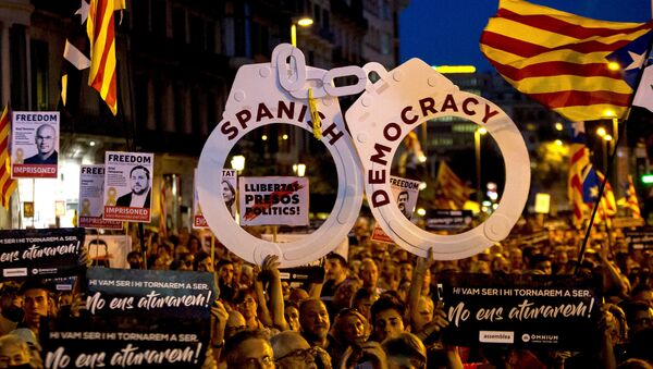 Los manifestantes independentistas en Barcelona, España - Sputnik Mundo