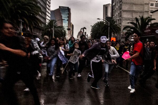 Estudiantes de la UNAM corren durante la Marcha del Silencio 2018 en la Ciudad de México Estudiantes de la UNAM corren durante la Marcha del Silencio 2018 en la Ciudad de México - Sputnik Mundo